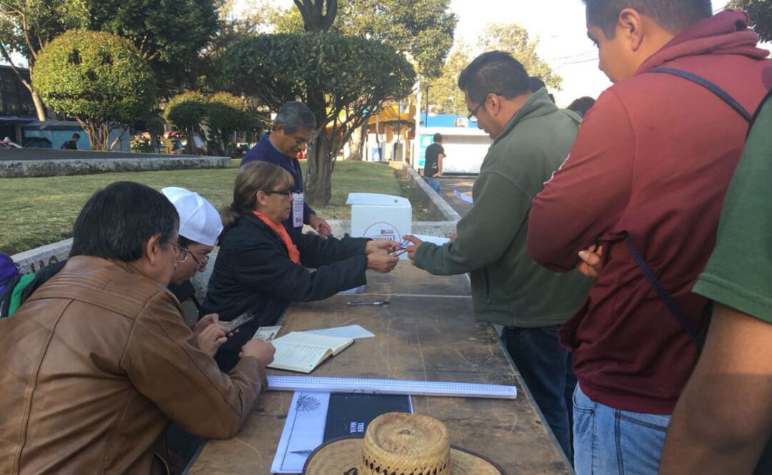 La casilla ubicada afuera de la estación del metro Copilco, hasta las 08:30 horas de este sábado sumaban 30 personas. FOTO: Pedro Villa y Caña | EL UNIVERSAL