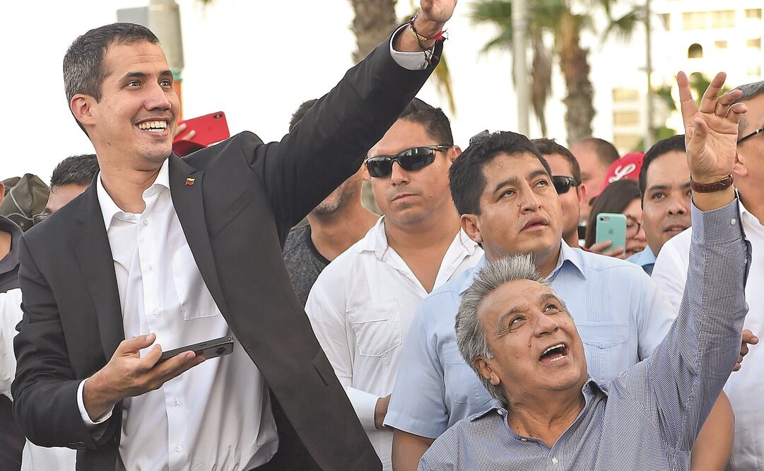 Encuentro. El proclamado presidente interino de Venezuela, Juan Guaidó, estuvo ayer en Salinas, donde se reunió con el mandatario ecuatoriano, Lenín Moreno (RODRIGO BUENDIA. AFP)