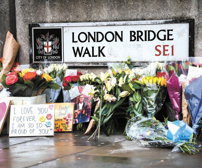 EL DATO Recuerdos. Flores, imágenes y cartas fueron puestas en memoria de Jack Merrit, víctima mortal del ataque. Alberto Pezzali. AP