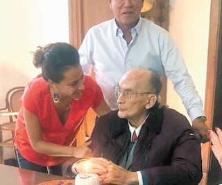 Con glorias y aguas frescas, Echeverría festeja 98 años