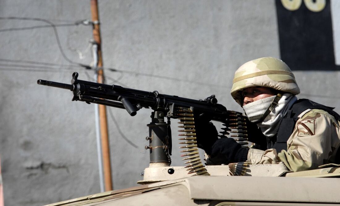 A Mexican army soldier mans his high caliber weapon while on patrol, shortly after a shootout between gunmen and police, in Tijuana - Photo: File photo/AP