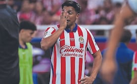 Chivas sufre la sequía de sus delanteros: tres atacantes, cero goles