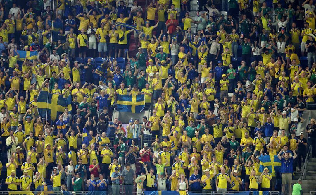 La afición nórdica protagonizó un emotivo momento al solidarizarse con el dolor de un colectivo de madres buscadoras, previo al partido Suecia vs. Túnez. Foto: REUTERS / Raquel Cunha