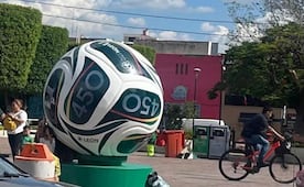 Mega balón mundialista de León, Guanajuato, amanece destrozado; investigan si fue vandalismo o el clima