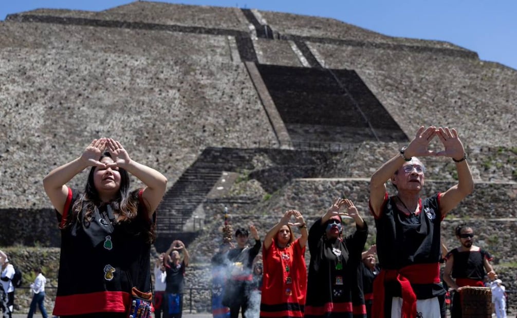 Las personas acuden al sitio arqueológico para cargarse de energía.
Foto: Hugo Salvador / EL UNIVERSAL