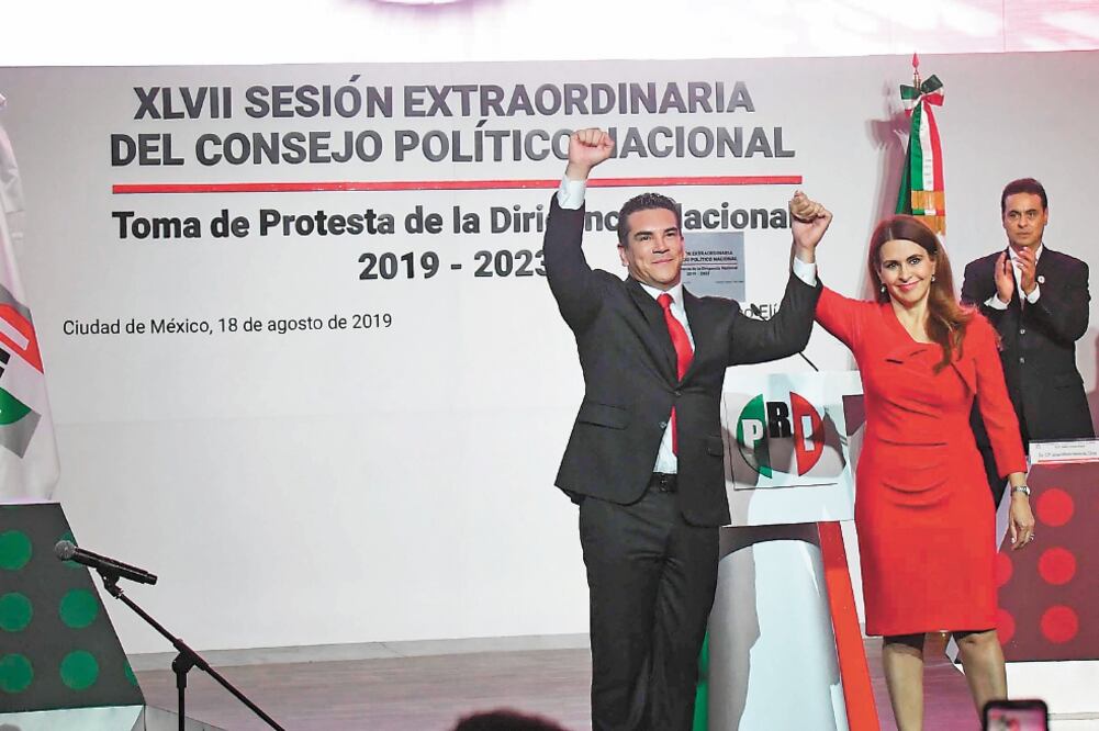 Alejandro Moreno y Carolina Viggiano rindieron protesta como dirigente del PRI y secretaria general del tricolor, respectivamente. Foto/ARMANDO MARTÍNEZ. EL UNIVERSAL