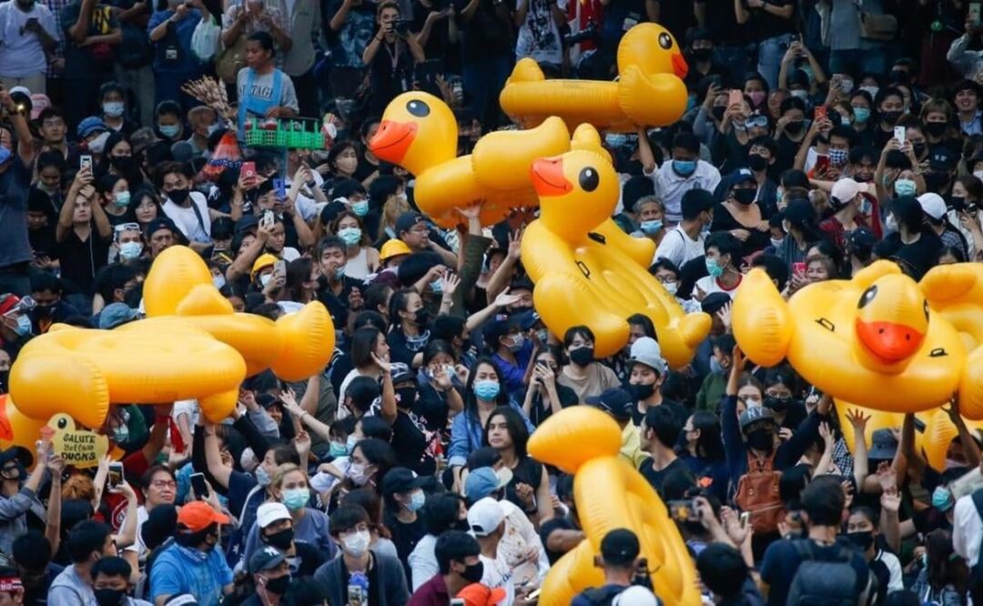 El patito de goma ha sido un símbolo de los manifestantes a favor de la democracia en Tailandia. Foto: Twitter @andreaharsono