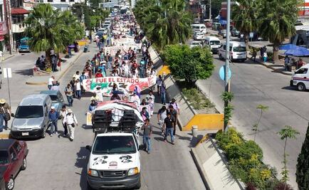 Normalistas y padres de familia protestan en Guerrero