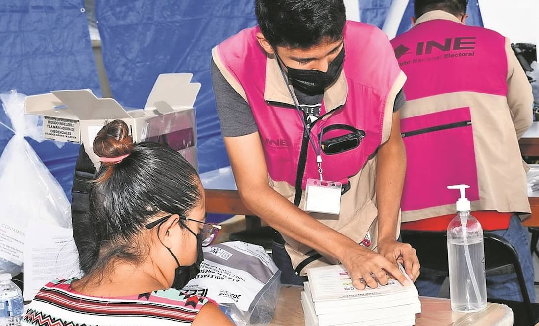 Funcionarios de casilla del INE se alistan para la jornada electoral de este domingo, en la que están en juego seis gubernaturas. Foto: Especial