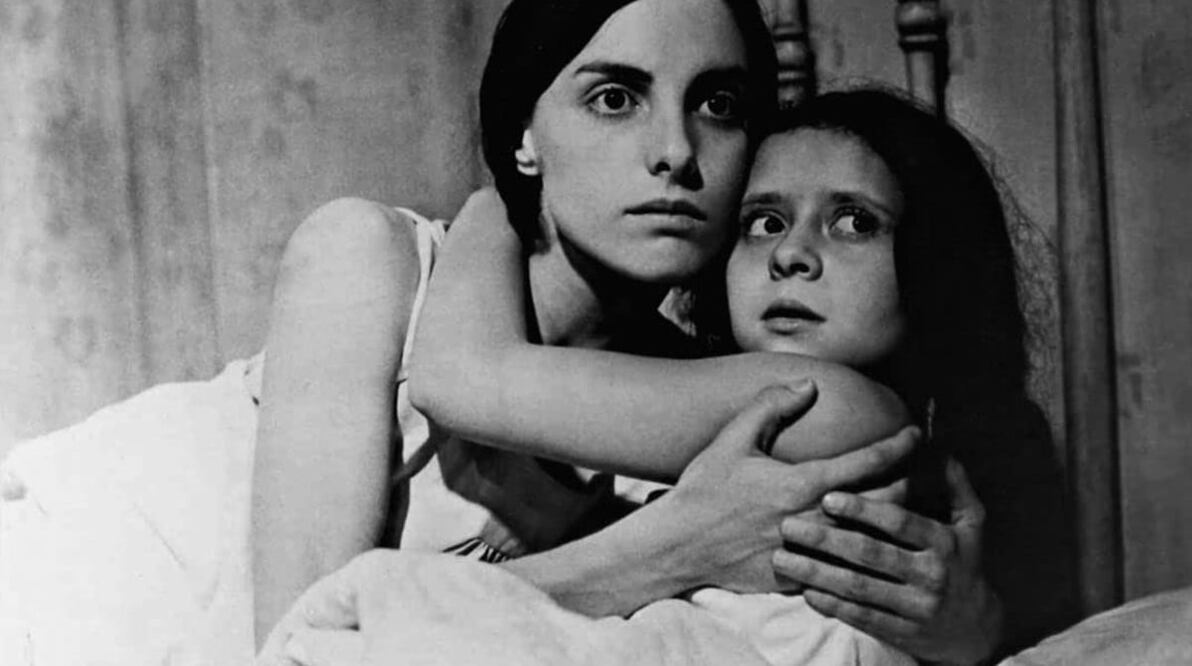 Las actrices Diana Bracho y Gladys Bermejo en una escena de "El castillo de la pureza". Foto: IMDb