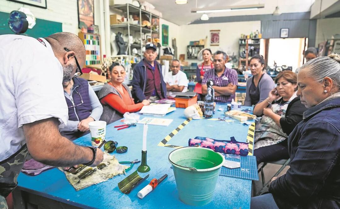 Manuel Rodríguez Cabañas, encargado del taller de vidrio, lleva 23 años impartiendo sus conocimientos. El curso de vidrio lo pueden tomar estudiantes desde los 15 años.