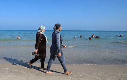 ONU pide a Francia levantar restricción al burkini