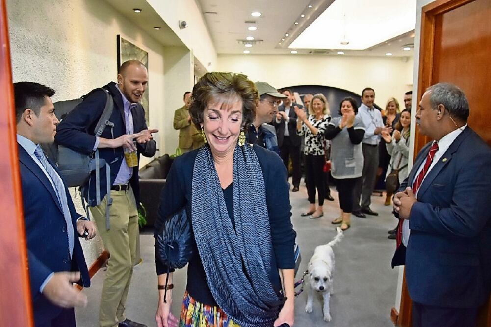 Tras dos años en México como embajadora de EU, personal de la sede diplomática despidió a Roberta Jacobson con aplausos. Foto: TOMADA DE TWITTER