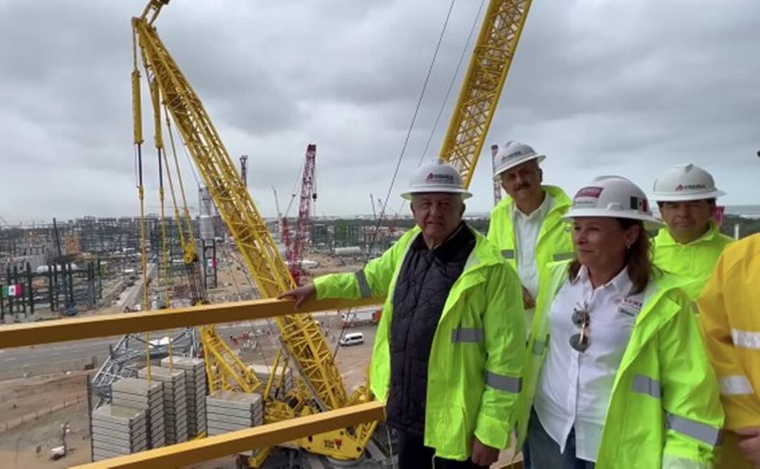 El presidente López Obrador supervisa la refinería de Dos Bocas durante último día de gira por Tabasco. Foto: Tomada de video