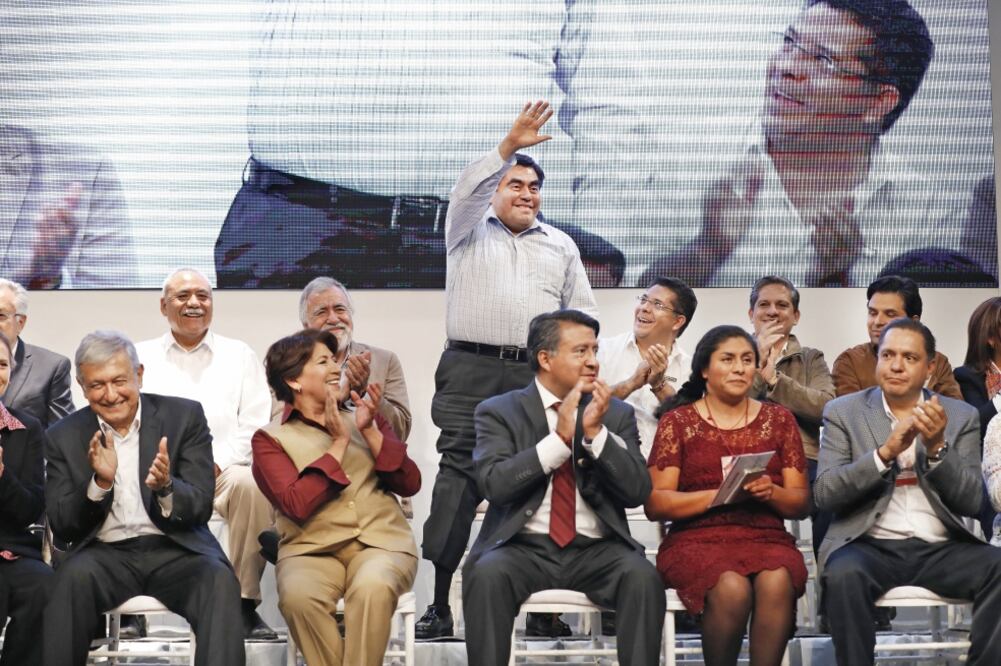Los 11 senadores del Bloque Parlamentario acompañaron al presidente nacional del Morena, Andrés Manuel López Obrador, y a su candidata a la gubernatura del Estado de México, Delfina Gómez, en un evento de campaña ayer (IRVIN OLIVARES. EL UNIVERSAL)