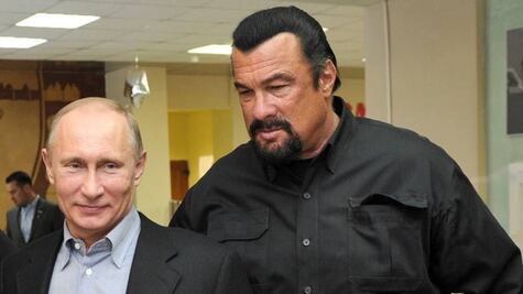Putin entrega pasaporte ruso a Steven Seagal