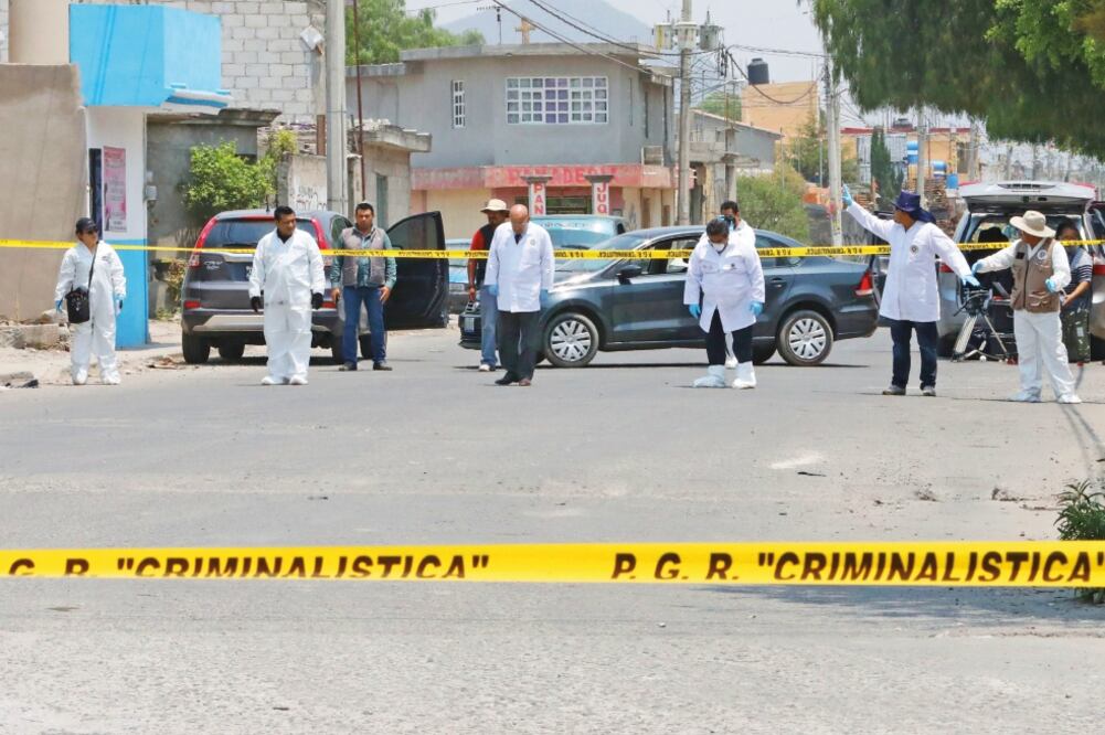 La PGR envió a un equipo de peritos trabaja para analizar las evidencias y reconstruir los hechos ocurridos el pasado 3 de mayo en Palmarito. (ARIEL OJEDA. EL UNIVERSAL)