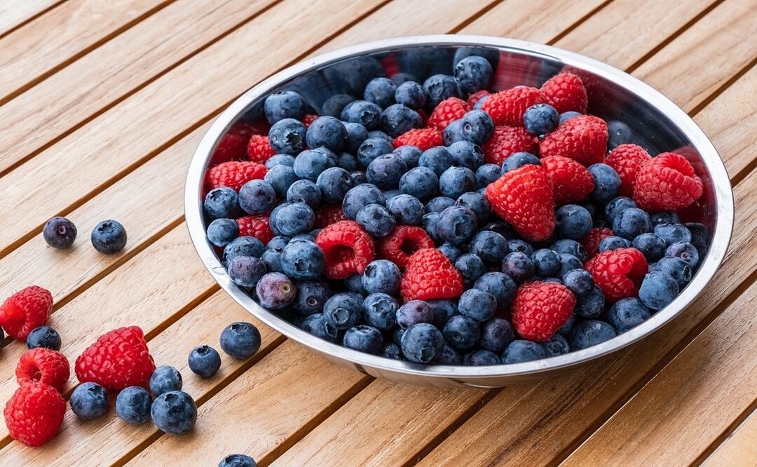 Las fresas y las moras azules son frutos que ayudan a bajar los triglicéridos. Foto: Pixabay