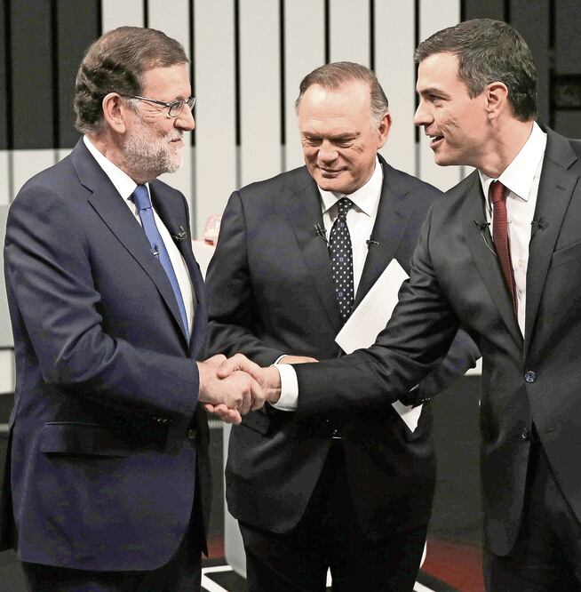 El presidente del Gobierno en funciones y del PP, Mariano Rajoy (izq.) saluda al líder del PSOE, Pedro Sánchez (der.), antes del único debate preelectoral (JEREMY LEMPIN. EFE)