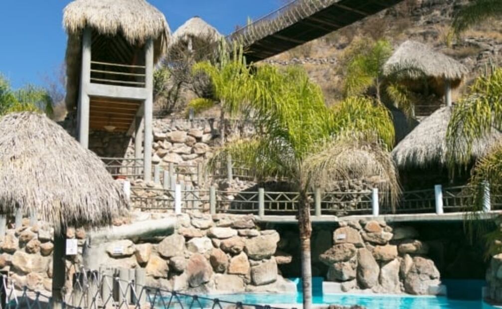El Géiser, un balneario de aguas termales naturales con spa y cabañas