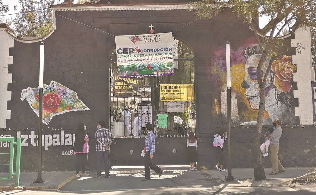 Iztapalapa cerrará sus cementerios para impedir la reunión de aproximadamente 200 mil personas el Día de Muertos. Foto: LUIS ALCÁNTAR. EL UNIVERSAL