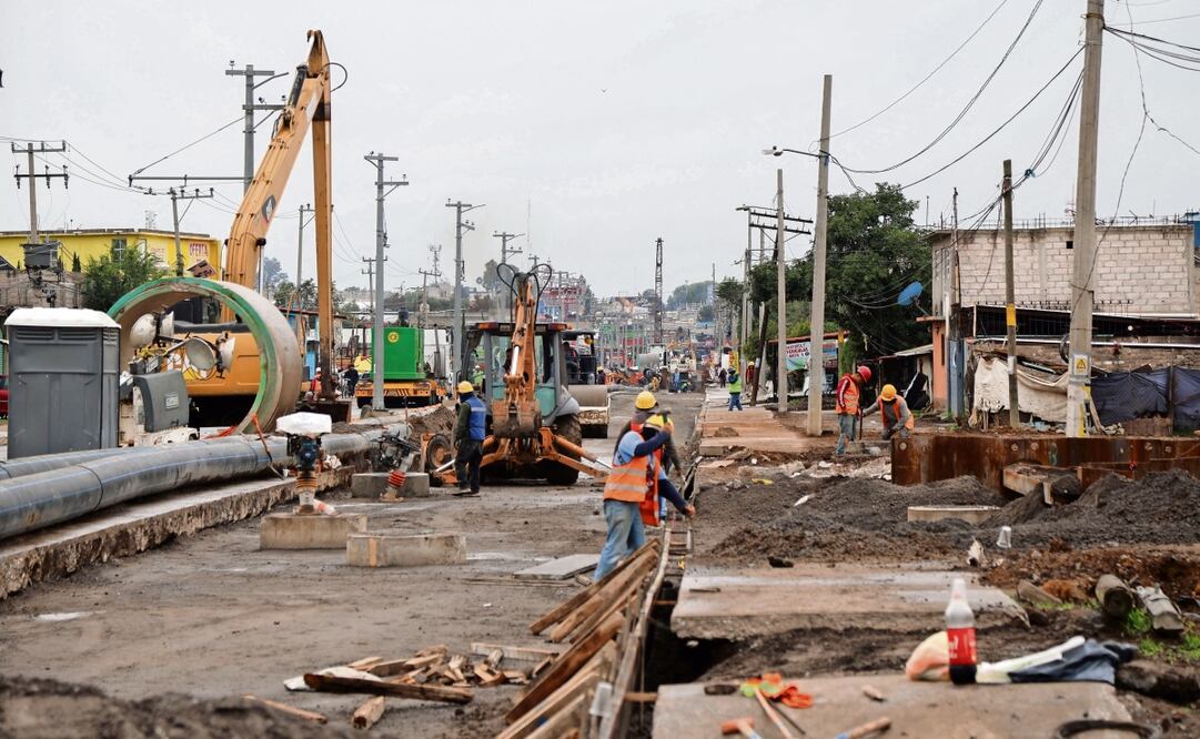 En la avenida Solidaridad se realizan trabajos para cerrar las zanjas por donde pasa tubería del nuevo colector, que se puso en operación hace unos días. Foto: Fernanda Zamora / EL UNIVERSAL