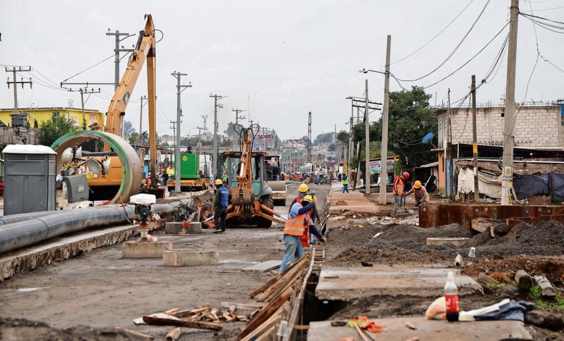 En la avenida Solidaridad se realizan trabajos para cerrar las zanjas por donde pasa tubería del nuevo colector, que se puso en operación hace unos días. Foto: Fernanda Zamora / EL UNIVERSAL