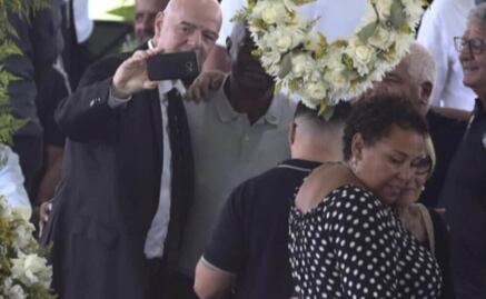 Gianni Infantino responde a las críticas por tomarse una 'selfie' al lado del ataúd de Pelé