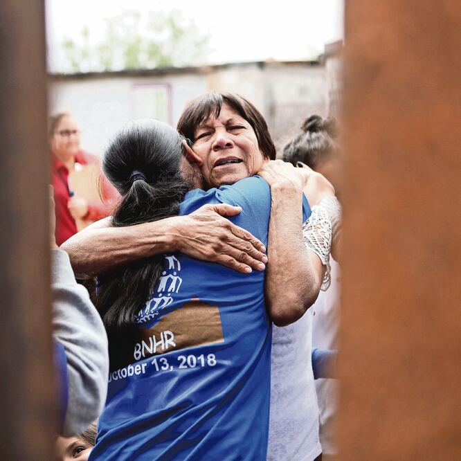 Familias se reunieron después de años en la frontera sur de Sunland Park, Nuevo Mexico. (MARIO TAMA. AFP)