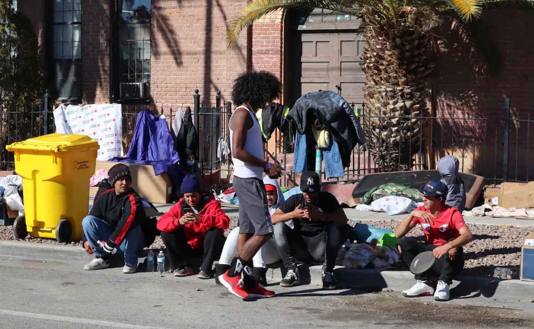 Migrantes permanecen afuera de un albergue tras ser rechazados, en El Paso (Estados Unidos). Foto: EFE