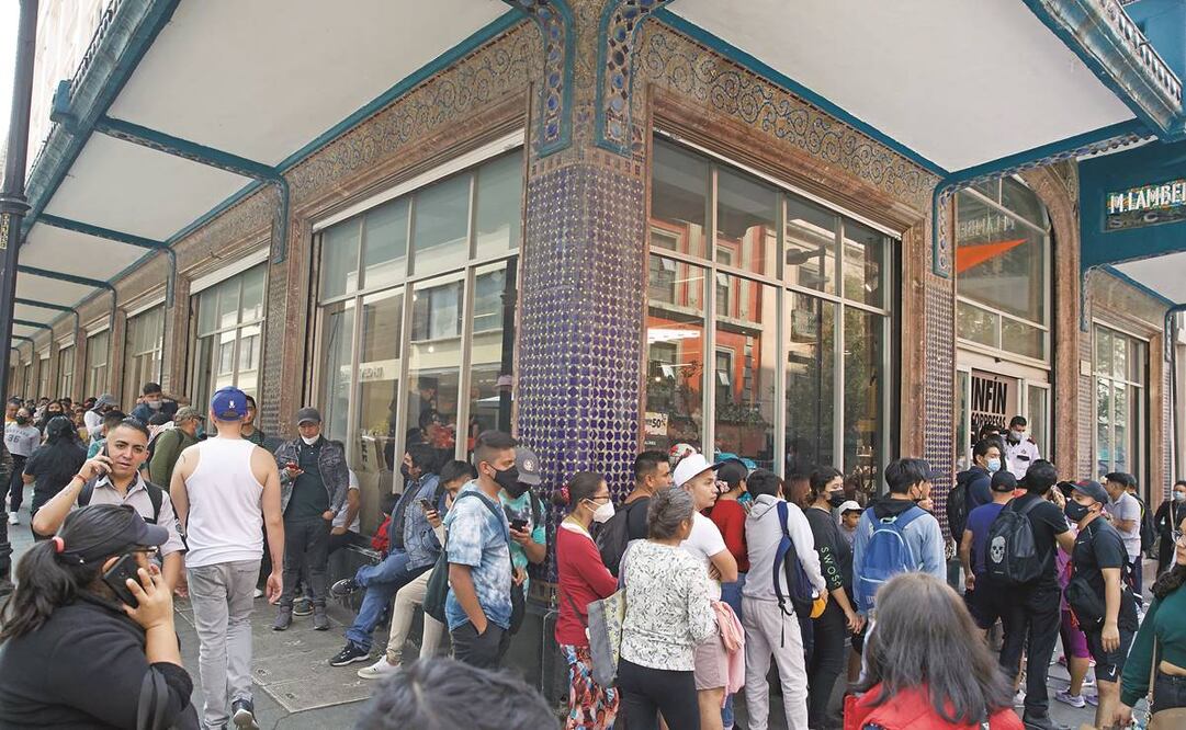 En el Centro Histórico, en algunos establecimientos hubo filas para entrar, como en las tiendas de artículos deportivos. Foto: Germán Espinosa/EL UNIVERSAL 
