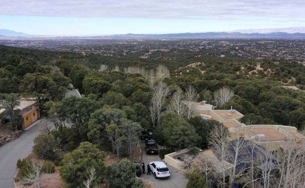 Los agentes del orden hablan frente a la casa del actor Gene Hackman el jueves 27 de febrero de 2025. Hackman y su esposa Betsy Arakawa fueron encontrados muertos en la casa un día antes. (Foto AP/Roberto Rosales)