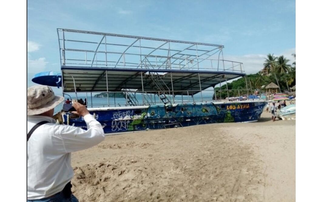 La embarcación "Gran Fiesta Los Ayala" permanece en la playa desde marzo de 2016. /Tomada de @PROFEPA_Mx
