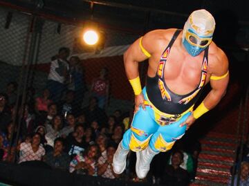 Celebran con lucha clásica a la Arena Coliseo