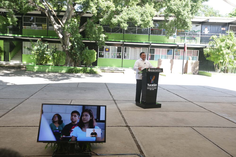 El mandatario yucateco decidió transmitir desde la escuela Primaria Ignacio Altamirano en donde él estudió, ubicada en la colonia Itzimná, al norte de Mérida (Foto: Cuauhtémoc Moreno Cabrera)