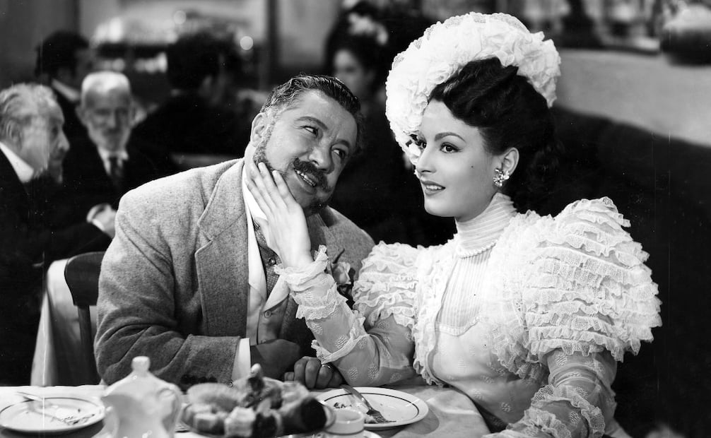 El primer actor, Joaquín Pardavé y Elsa Aguirre.
Foto en set de película. Imagen en acervo de EL UNIVERSAL.