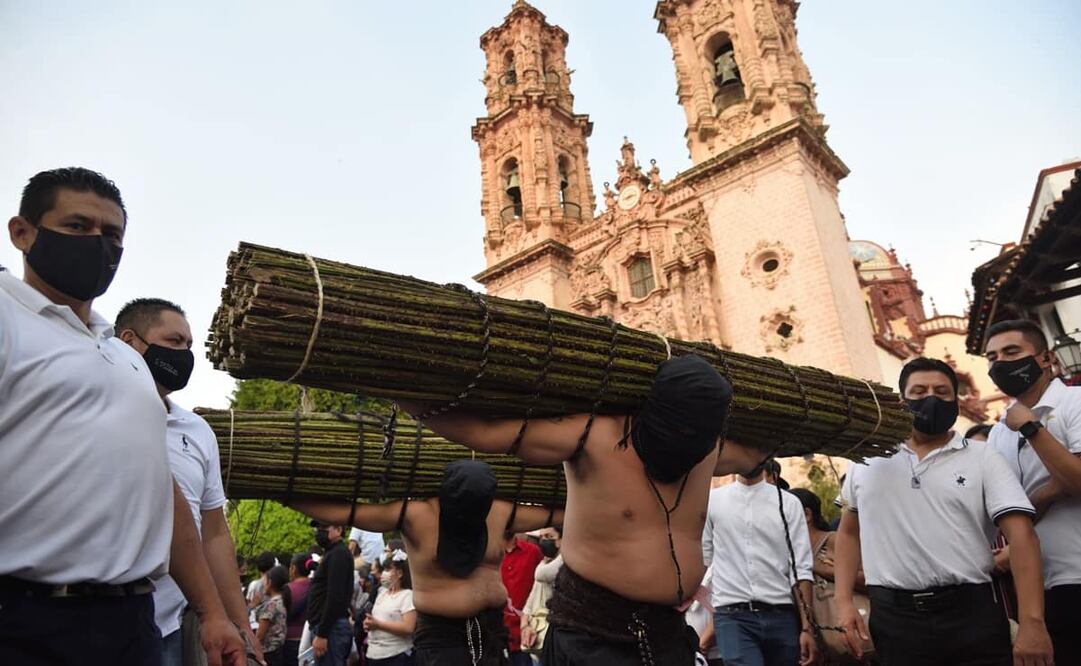 Los encruzados tienen en los hombros con las manos extendidas un rollo de la varas de zarzamora que pesa hasta 50 kilogramos. Fotos: Salvador Cisneros. EL UNIVERSAL