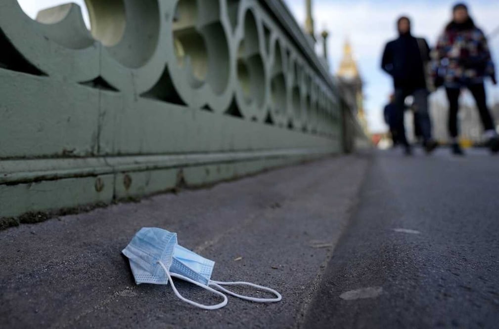 Los residuos de los cubrebocas aumentaron un 9,000% en los primeros meses de la pandemia. Foto: AP/Frank Augstein, archivo