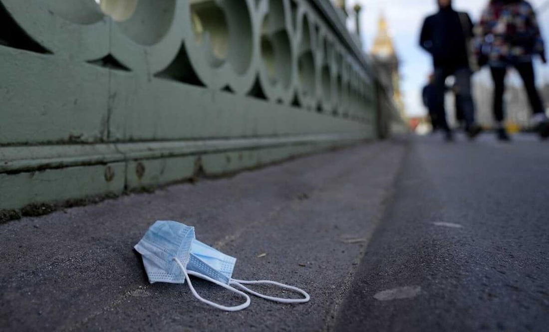 Los residuos de los cubrebocas aumentaron un 9,000% en los primeros meses de la pandemia. Foto: AP/Frank Augstein, archivo