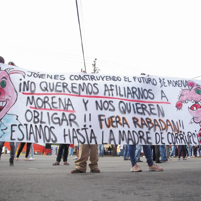 Los becarios inconformes desplegaron lonas en las que acusaron de presuntas presiones a Miguel Ángel Rabadán Castrejón, enlace del programa Jóvenes Construyendo el Futuro, para afiliarse a Morena o, de lo contrario, les quitarían el apoyo. 