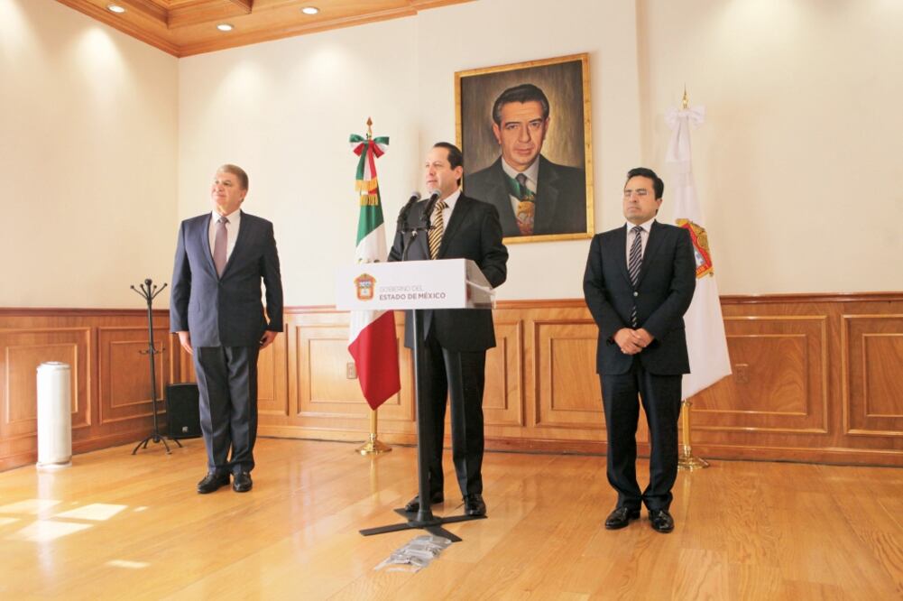 El gobernador del Estado de México, Eruviel Ávila Villegas, tomó protesta a Erasto Martínez (tercero de izquierda a derecha) como secretario de Infraestructura (ESPECIAL)
