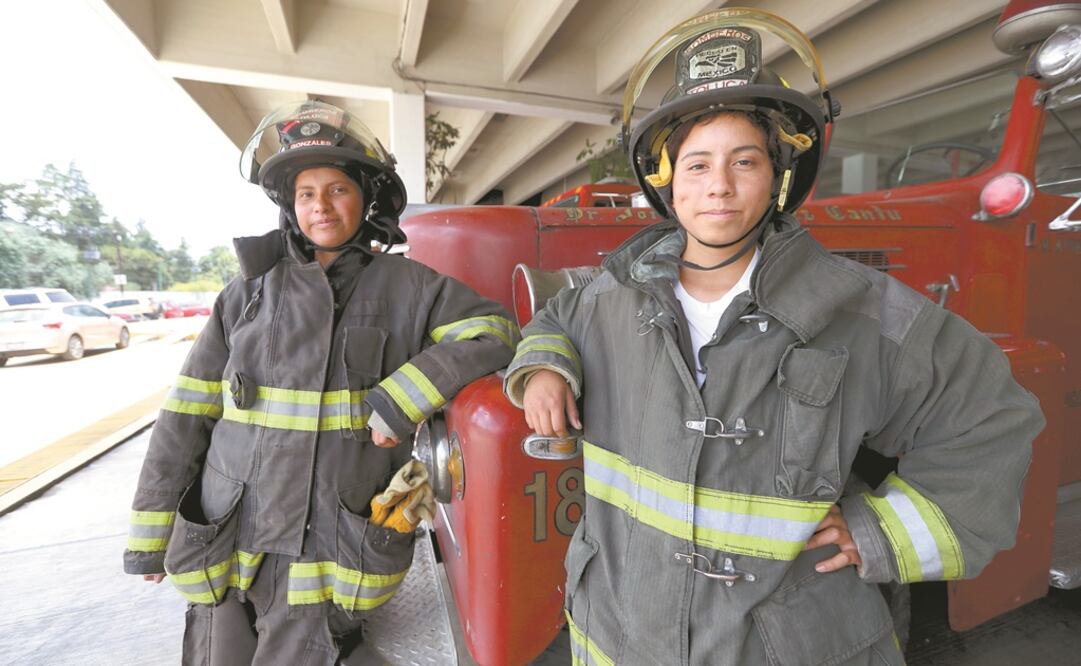Las hermanas Díaz Osorio son las menores de su familia; dicen que al entrar a los bomberos su mamá se preocupaba por su seguridad, pero ellas siempre tuvieron la inquietud de servir a la gente. Foto: JORGE ALVARADO. EL UNIVERSAL