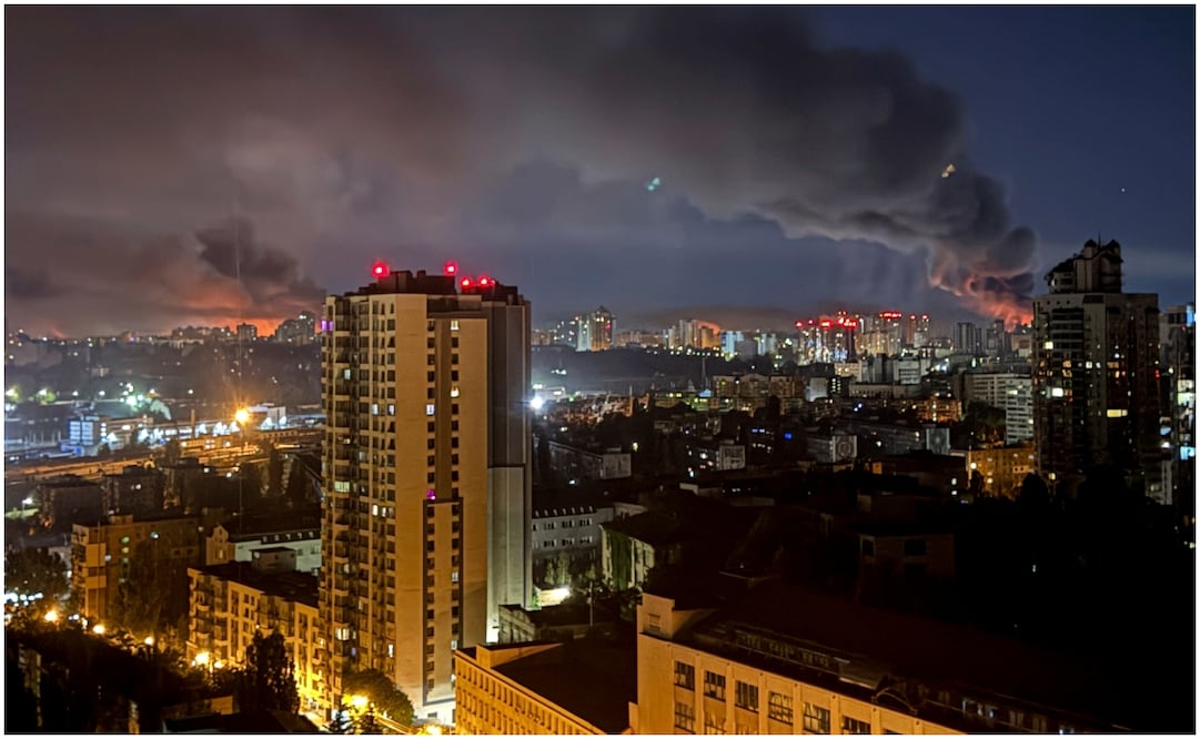 Se eleva humo tras un ataque ruso en Kiev, Ucrania, el viernes 4 de julio de 2025. Foto: AP
