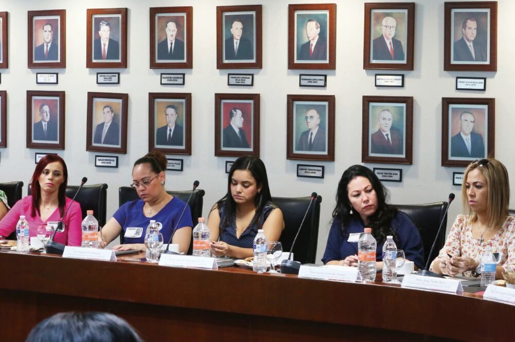 Madres y representantes legales de los niños afectados por el incendio en la Guardería ABC se reunieron ayer con Arely Gómez, titular de la PGR (ESPECIAL)