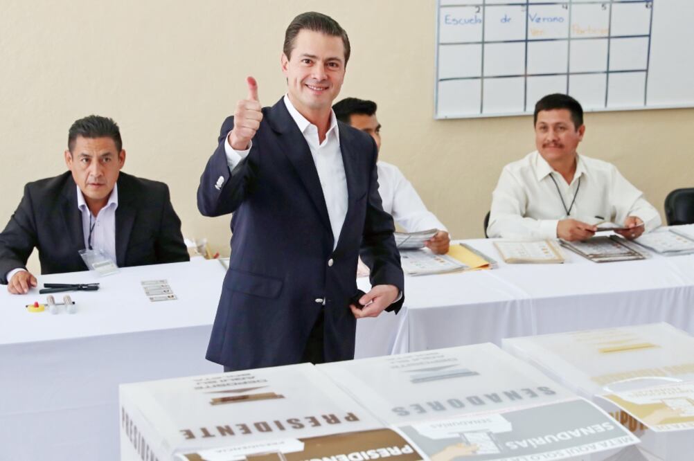 El presidente Enrique Peña Nieto acudió a votar en compañía de su familia en la casilla 4990 básica, ubicada en la escuela primaria El Pípila (LUCÍA GODÍNEZ. EL UNIVERSAL)