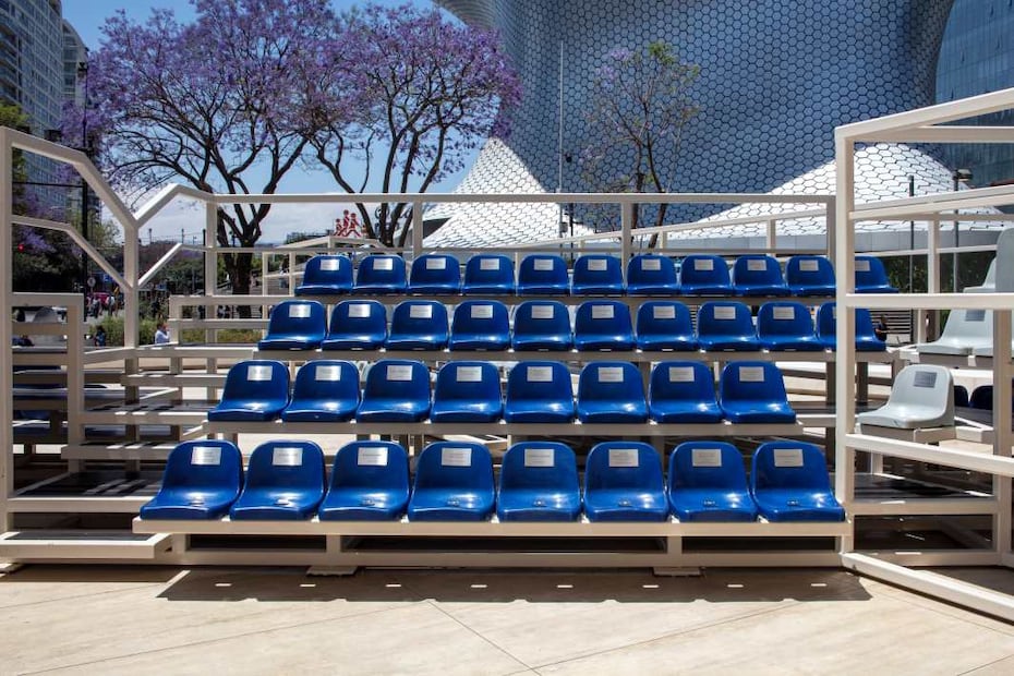 Instalación del colectivo mexicano Tercerunquinto, integrado por Gabriel Cázares y Rolando Flores, realizada con butacas recuperadas del Estadio Azteca. Funciona como la puerta de entrada conceptual a la muestra y uno de sus proyectos comisionados más visibles. Crédito: Museo Jumex