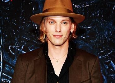 Jamie Campbell Bower revela los problemas de adicciones que lo llevaron a un hospital de salud mental