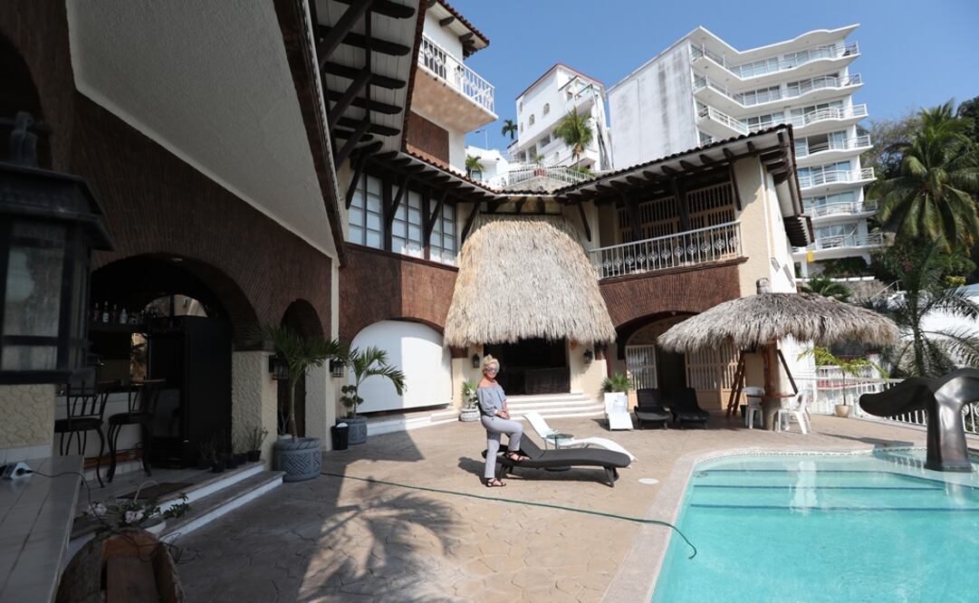 La productora Carla Estrada graba la serie de Silvia Pinal en una casa que fue de Juan Gabriel. Foto: Ariel Ojeda / EL UNIVERSAL