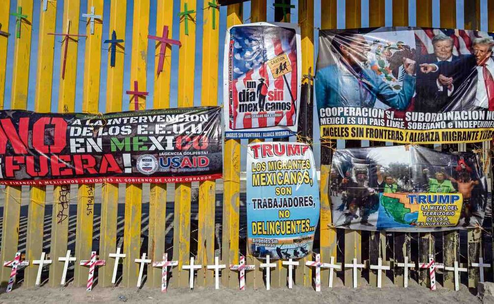 El muro fronterizo, lleno de cruces y carteles anti-Trump. El tema migratorio se mantendrá vigente en 2026. Foto: EFE
