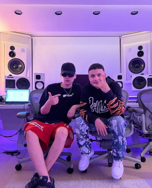 Shakira no incluyó los versos más fuertes en "Music sessions 53", cuenta el coautor de la canción 